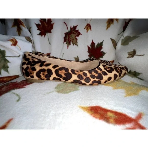 TORRID SIZE 10W LEOPARD CHEETA ANIMAL PRINT FLATS - Picture 7 of 11